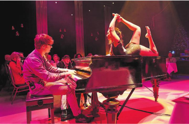 Auch wenn sein Flügel zur Manege wird wie hier beim Auftritt von Thula Moon Martin im Jahr 2017, bleibt Lukas Stäger höchst konzentriert. Der Wohler Pianist muss auf alles vorbereitet sein, die Nummer kann jedes Mal leicht anders sein. Und auch die Nähe zum Publikum ist besonders in diesen Momenten. 
Bilder: pd