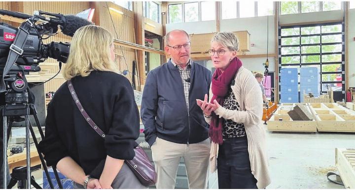 Zusammen mit dem Schweizer Fernsehen besuchten die Hoteliers Esther Bellwald und Lukas Kalbermatten die Produktion in Dottikon. Bild: zg Zusammen mit dem Schweizer Fernsehen besuchten die Hoteliers Esther Bellwald und Lukas Kalbermatten die Produktion in Dottikon. Bild: zg