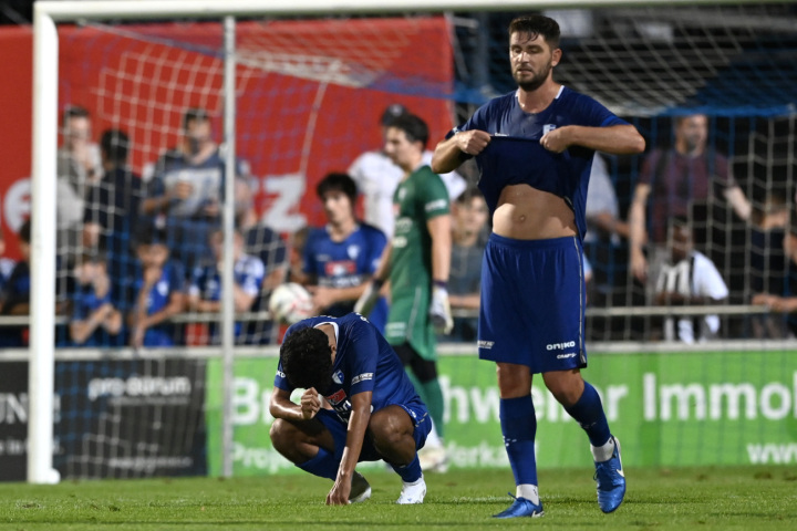 Enttäuschung beim FC Wohlen. Trotz gutem Auftritt muss sich das Team dem Favoriten aus Aarau im Cupspiel geschlagen geben. Bild: Alexander Wagner