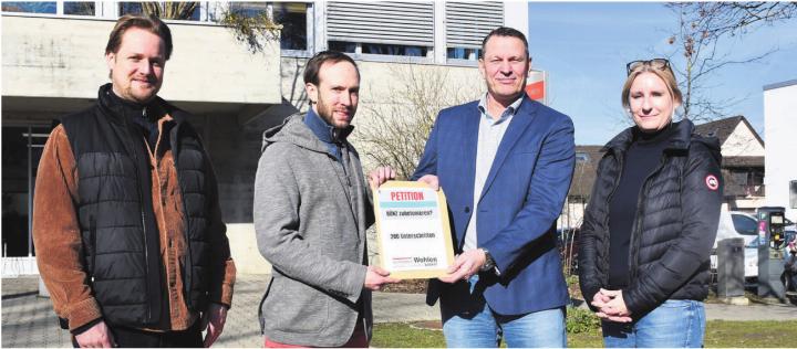 Der Vorstand des Vereins Schöner Wohlen übergibt seine Petition (v. I.): Simon Dietrich, Daniel Baumann, Gemeindeammann Roland Vogt und Simone Cavelty. Es fehlt Präsident Philipp Simka. Bild: Monica Rast