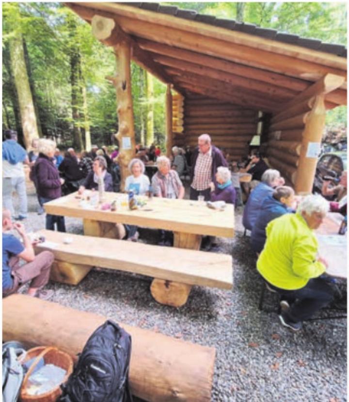 Jung und Alt fand am Tag der Einweihung den Weg in den Wald und genoss den feierlichen Akt. Bild: gk