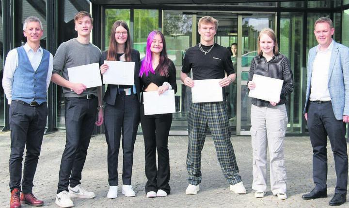 Die besten fünf Maturarbeiten wurden mit einem Geldbetrag belohnt. Von links: Matthias Angst, Rektor; Julius Behrendt, Samira Baumann, Aisha Pfund, Nicholas Kessler, Myriam Gempp und Philippe Widmer, Präsident Rotary Club. Bilder: Monica Rast