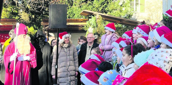 Die beiden Kinderkonzerte mobilisierten viel Publikum  und selbst der Samichlaus kam. Bild: Walter Minder