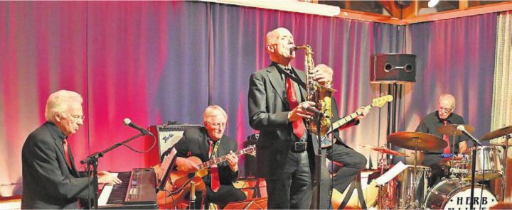 Jürg Morgenthaler am Saxofon bei seiner Solonummer mit der Rhythmusgruppe der Herb Miller Jazz Band, bestehend aus Herb Müller, Heinz Gysin, Rolf Eichenberger und Daniel Hofmann (v. l.). Bild: zg