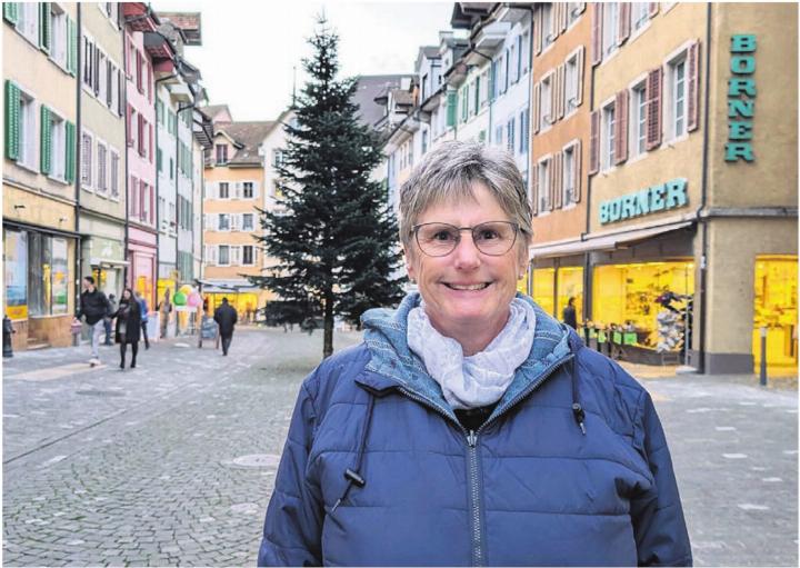 Sabina Glarner freut sich auf das emsige weihnachtliche Treiben in der Marktgasse. Bereits jetzt laufen die Vorbereitungen und Installationen auf Hochtouren, damit in gut zwei Wochen alles bereit ist. Bild: Marco Huwyler