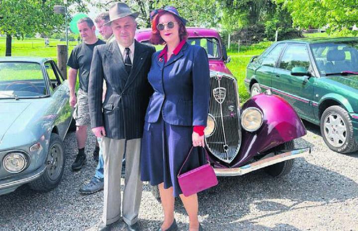 René und Daniela Hausmann aus Schafisheim vor ihrem 90-jährigen Peugeot.