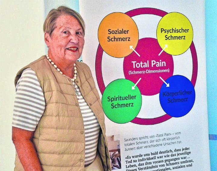 Anita Lanz in der Palliative-Wanderausstellung «Du zählst, weil du bist» zum 20. Todestag von Cicely Saunders. Bilder: Thomas Stöckli