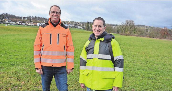 Der neue Seitenarm der Reuss wird an dieser Stelle gegraben, der Weg auf die Hangkante verlegt. Projektleiter und creaNatira GmbH-Geschäftsführer Ulysses Witzig (links) und Pro-Natura-Aargau-Geschäftsführer Matthias Betsche freuen sich, dass die Arbeiten noch in diesem Jahr umgesetzt werden. Bilder: Roger Wetli