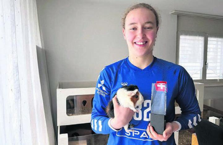 Mit Meerschweinchen, Nati-Trikot und Pokal: Seraina Kuratli. Bild: spr