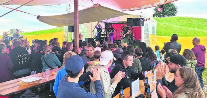 Die Niederwiler Band «The Yaks» sorgte bei ihrem ersten öffentlichen Konzert für ganz viel Stimmung. Bild: chh