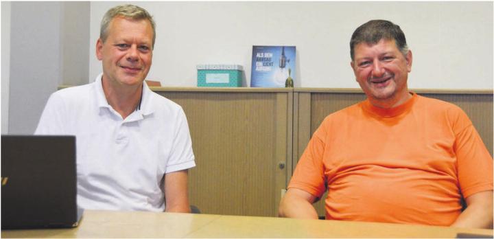 Davon, dass Online-Dialoge den Zugang zur Mitgestaltung fördern, sind Gemeinderat Peter Ammann (links) und Gemeindeammann Mario Räber überzeugt. Bild: Annemarie Keusch
