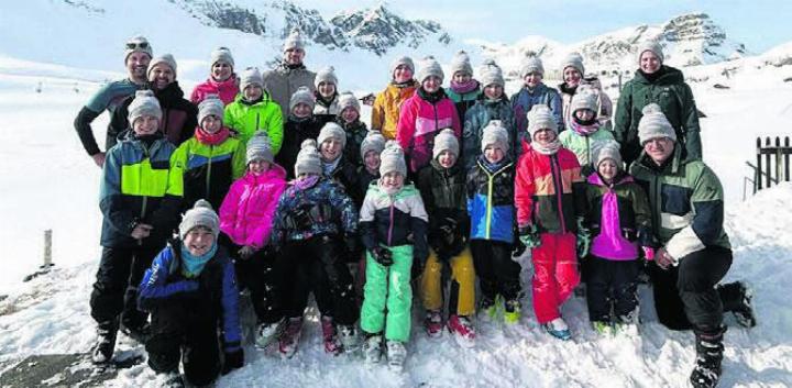 Gruppenfoto der Beinwiler Primarschüler im Skilager – sie genossen eine erlebnisreiche Woche. Bild: zg