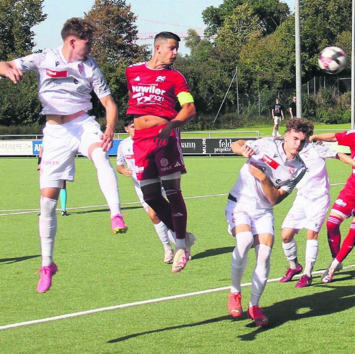 Simone Parente (rotes Trikot) hofft, dass der FC Muri dem Leader aus Basel Paroli bieten kann. Bild: pf