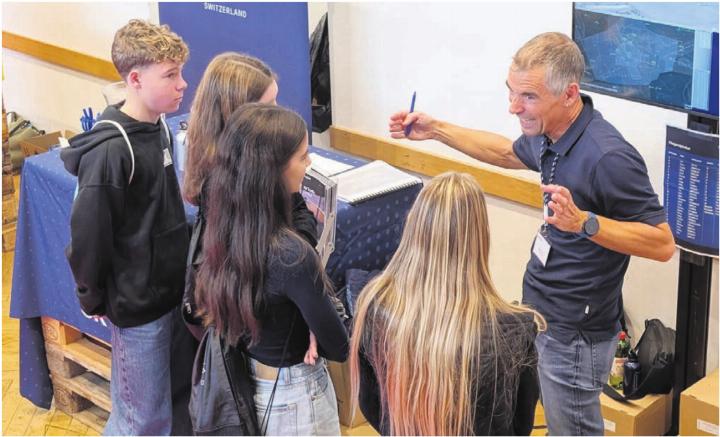 Der Austausch zwischen Gewerbe und Jugendlichen funktionierte von Anfang an bestens. Bilder: Marco Huwyler Der Austausch zwischen Gewerbe und Jugendlichen funktionierte von Anfang an bestens. Bilder: Marco Huwyler