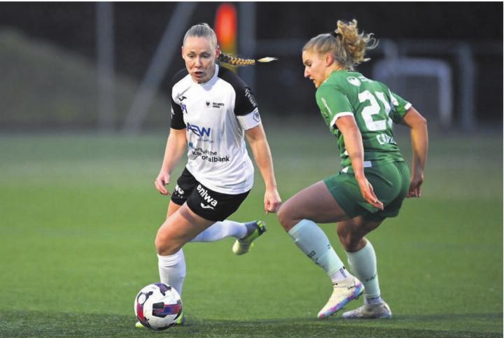 Michelle Stierli (links) ist Captain der Aarau-Frauen. Die Ärztin kämpft mit ihrem Team gegen den Abstieg. Bild: Alexander Wagner Michelle Stierli (links) ist Captain der Aarau-Frauen. Die Ärztin kämpft mit ihrem Team gegen den Abstieg. Bild: Alexander Wagner