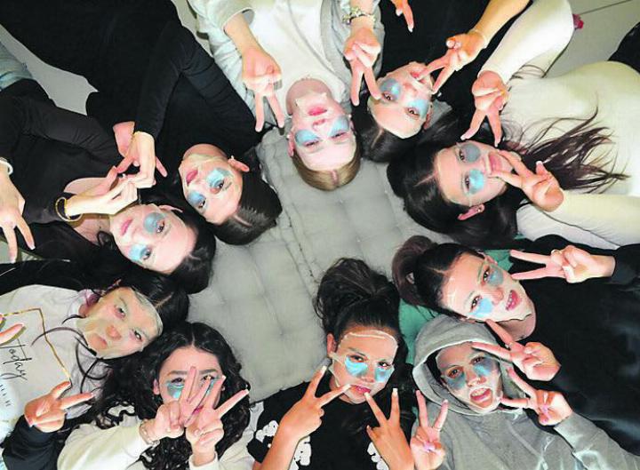 Aus einer anderen Perspektive: Teilnehmerinnen des Kurses «Beauty und Relax». Die Schülerinnen und Schüler hatten weitere tolle Erfahrungen. Bild: zg