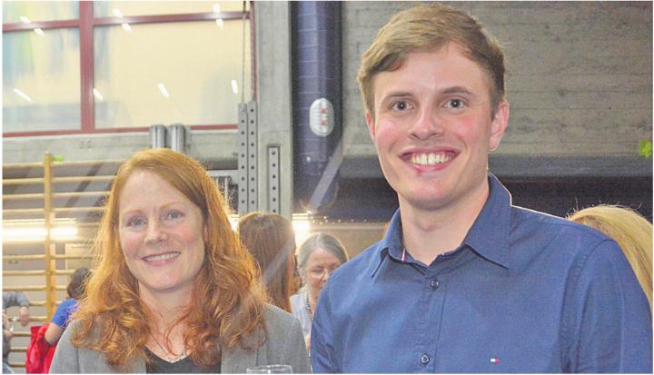 Nach der ausserordentlichen Gemeindeversammlung Mitte September gab es einen sehr guten Grund zur Freude: Frau Gemeindeammann Renate Ballmer und Gemeinderat Pascal Stahl. Bild: Archiv/rwi Nach der ausserordentlichen Gemeindeversammlung Mitte September gab es einen sehr guten Grund zur Freude: Frau Gemeindeammann Renate Ballmer und Gemeinderat Pascal Stahl. Bild: Archiv/rwi