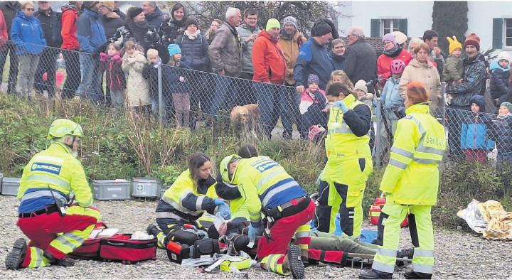 Arbeiten Hand in Hand: Angehörige der Feuerwehr und der Sanität zum Wohle des Verletzten. Bilder: Monica Rast Arbeiten Hand in Hand: Angehörige der Feuerwehr und der Sanität zum Wohle des Verletzten. Bilder: Monica Rast
