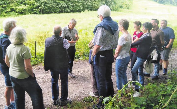 Man muss nicht weit weg gehen, für die ersten Entdeckungen, erklärt Feldornithologe Urs Heinz Aerni. Bild: zg