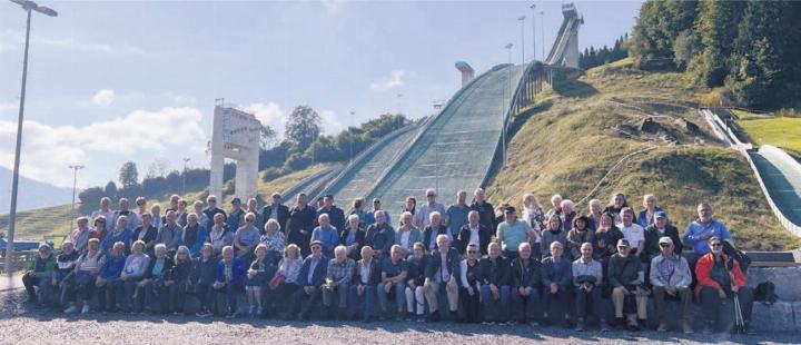 Gruppenbild der Uezwiler und Büttiker Senioren bei der Sprungschanze in Einsiedeln. Bild: zg