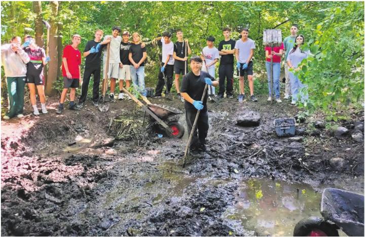Die Schülerschaft (hier eine Klasse der Realschule) packt an beim verschlammten Bünzi-Biotop. Bild: zg