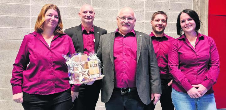 Der Gemeinderat von Bettwil verabschiedete Gemeindeammann Peter Keusch, Mitte und bedankte sich für seinen Einsatz. Von links: Dominique Hoffmann, Michel Greber, Peter Keuch, Kurt Nussbaumer, Claudia Gauch. Bild: Verena Anna Wigger Der Gemeinderat von Bettwil verabschiedete Gemeindeammann Peter Keusch, Mitte und bedankte sich für seinen Einsatz. Von links: Dominique Hoffmann, Michel Greber, Peter Keuch, Kurt Nussbaumer, Claudia Gauch. Bild: Verena Anna Wigger