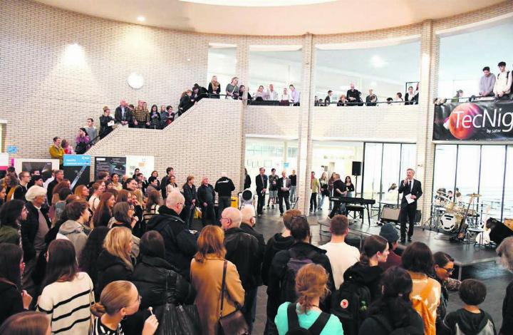 Rektor Matthias Angst bei der Eröffnung der TecNight im vergangenen Jahr. «Mein grösster Wunsch ist, dass es uns gelingt, den stets gelobten persönlichen, familiären Charakter unserer jetzt schon grossen Schule in die neue Schulanlage mitnehmen zu können», sagt er, angesprochen auf die geplante Erweiterung. Bilder: Archiv/zg