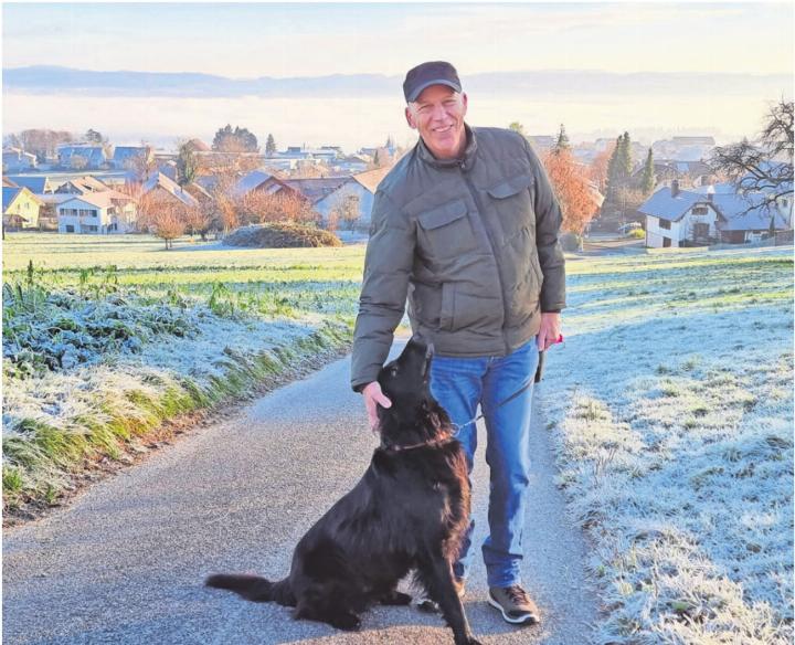Auf dem Weg zu seinem, wie er sagt, Kraftort hat Thomas Huwiler einen wunderbaren Überblick über Dorf und Tal. An diesem Morgen zeigt es sich als Nebelmeer über dem Tal. Bild: Verena Anna Wigger Auf dem Weg zu seinem, wie er sagt, Kraftort hat Thomas Huwiler einen wunderbaren Überblick über Dorf und Tal. An diesem Morgen zeigt es sich als Nebelmeer über dem Tal. Bild: Verena Anna Wigger