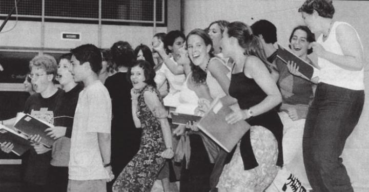 Der Bezirksschulchor Muri sorgt mit packender Musik für Abwechslung. Bild: Archiv