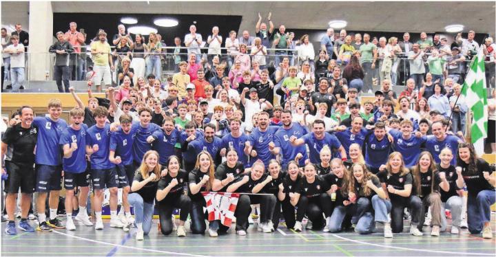 Das gemeinsame Aufstiegsbild: Die Frauen der SG Freiamt und die Männer der SG Wohlen Mutschellen feiern mit den Fans.    Bild: Jan Gelpke