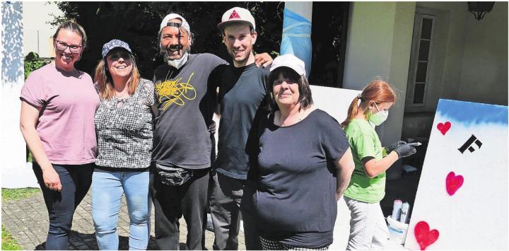 Sie sind zufrieden mit dem Anlass: (v. l.) Marta Tabken, Martina Koch, Graffiti-Künstler Marvin, Daniel Baumann und Katharina Althaus.