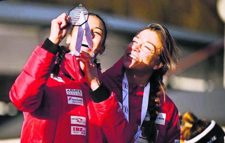 «Ja, es ist Bronze.» Melanie Hasler (links) und Anschieberin Mara Morell begutachten ihre Medaille. Bild: IBSF