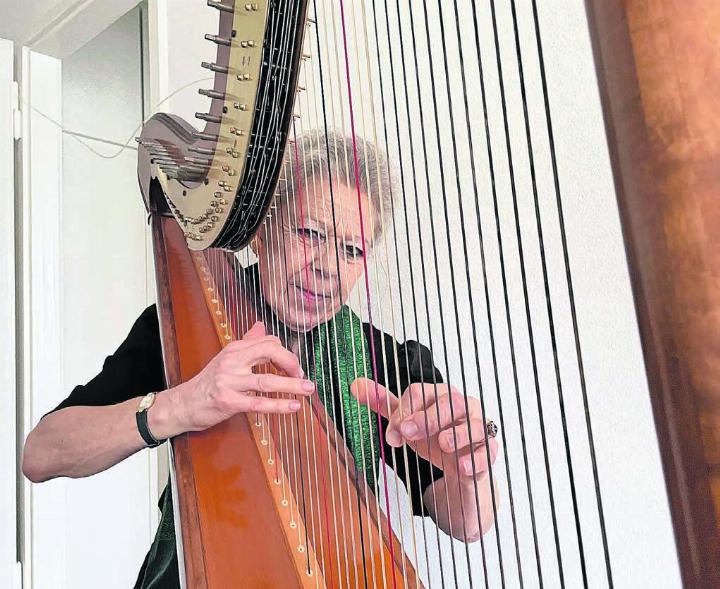 Gabriela Vetter spielt harmonische Klänge auf der Harfe. Das Instrument passt perfekt zu ihrer Lebenshaltung. Bilder: Stefan Sprenger
