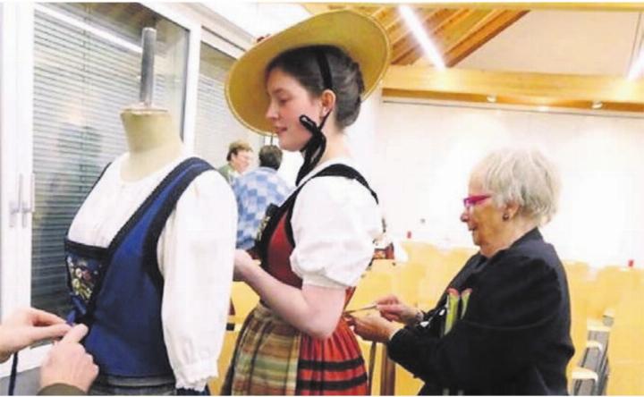 Wie ist eine Trachtenfrau richtig gekleidet – eines der Themen des Abends. Bild: zg