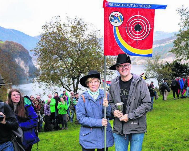 Rolf Furrer mit Siegerbecher und Alice Schenkel mit Standarte. Bild: zg