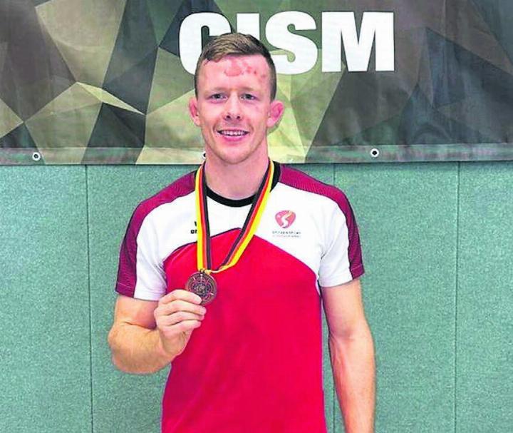 Präsentiert voller Stolz seine erste Medaille, die er auf internationaler Ebene geholt hat: Nino Leutert.
Bild: zg