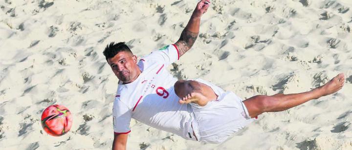 Wer in der Schweiz Beachsoccer sagt, der meint Dejan Stankovic. Der Freiämter hat diesen Sport geprägt wie kein anderer. Schon im Januar entscheidet er sich für den Rücktritt, der nun offiziell wird. Stankovic engagiert sich nun beim FC Baden II. 
Im letzten Jahr verpasst die Schweiz die Qualifikation für die Weltmeisterschaft. Und Dejan Stankovic macht sich in den kalten Monaten seine Gedanken. «Ich spürte immer mehr, dass mein Körper älter wird», sagt der bald 40-Jährige. Nebst 100-Prozent-Job und den Verpflichtungen als Familienvater wird der Aufwand für den Beachsoccer im fortschreitenden Alter langsam, aber sicher zu viel. «Aufwand und Ertrag passten nicht mehr», so Stankovic.
Jetzt Co-Trainer des Cousins
Im Januar fällt er den Entscheid, dass er zurücktritt. Ende Juni steht auf der Homepage des FC Baden, dass Stankovic «als ehemaliger Beachsoccer-Nationalspieler» nun Assistenztrainer der zweiten Mannschaft wird. Cheftrainer ist sein Cousin Sasa Stankovic– ebenfalls ein Freiämter. «Ich möchte mich weiterentwickeln, mehr in den