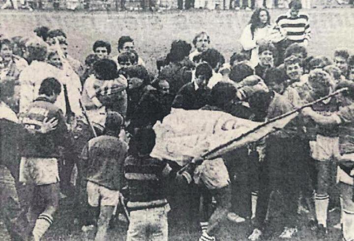 Platzsturm nach dem Aufstieg in die 1. Liga im Jahr 1985. 1500 Zuschauer auf der Otto-Wild-Stiftung sahen das 1:1 gegen den FC Polizei Zürich. Bild: Jubiläums-Chronik 50 Jahre FC Muri