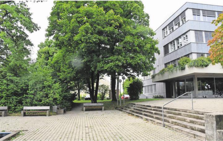 Der Modulbau sollte voraussichtlich links vom Gemeindehaus realisiert werden. Bild: dm