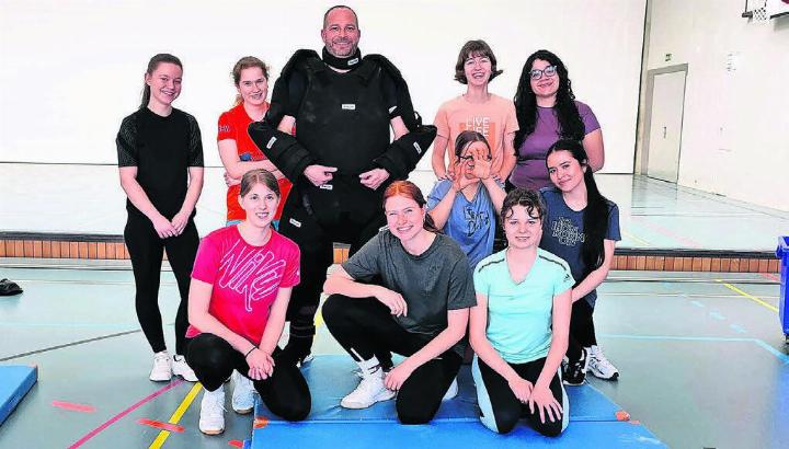 Auch sie machten mit: Claude Hasler mit Schülerinnen der Kantonsschule Wohlen. Bilder: pd