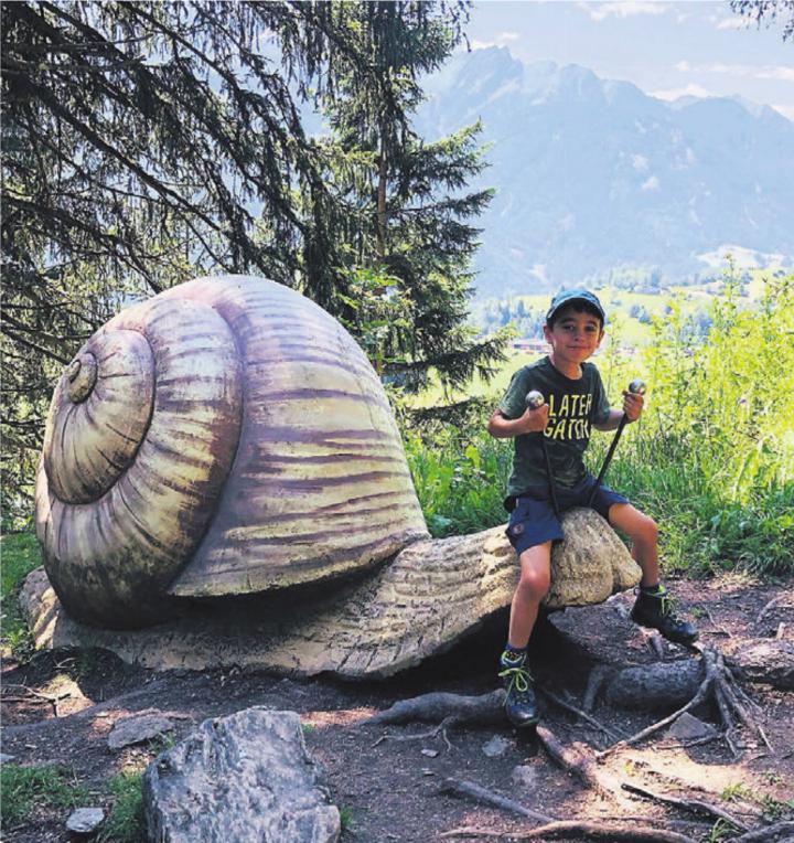 Österreich, 15. Juli, Nino Meyer hat Spass: «Schnecken-Reiten will gelernt sein; in Serfaus auf dem Forscherpfad lernt man wie», schreibt die Familie Meyer aus Villmergen.