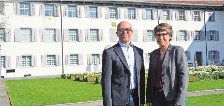 Stiftungsratspräsident Röbi Barrer und Geschäftsführerin Cindy Mäder vor dem Singisenflügel – bald soll auch dieser aussen renoviert werden. Bild: Annemarie Keusch