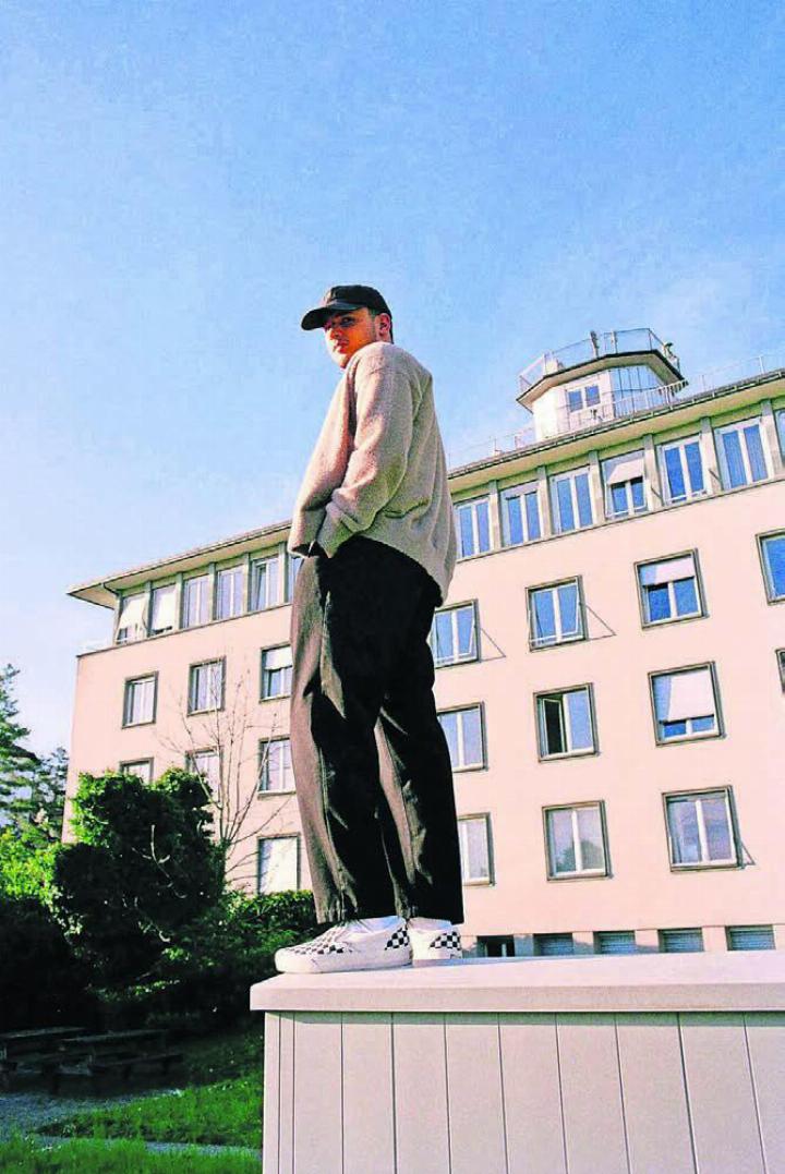 Von Dottikon aus will er mit seiner Musik hoch hinaus: Gabiga produziert in seinem Studio den perfekten Sound zum Chillen. Bild: Dylan Moore