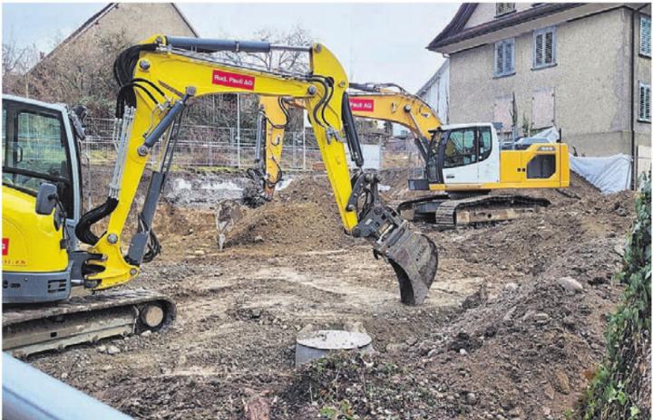 Das alte Gebäude ist weg, jetzt wird der Aushub erstellt. In zwei Wochen lädt die Pfadi Wohlen zum offiziellen Spatenstich. Bild: chh