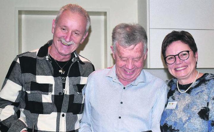 Nick Wettstein (Mitte) freut sich sichtlich über das Geschenk zum Abschied. Neben ihm Präsident Otto Eggimann und Arbeitsgruppenmitglied Eveline Scherrer. Bild: eob Nick Wettstein (Mitte) freut sich sichtlich über das Geschenk zum Abschied. Neben ihm Präsident Otto Eggimann und Arbeitsgruppenmitglied Eveline Scherrer. Bild: eob