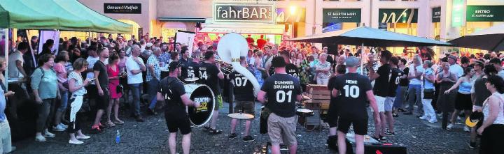 Wie immer verzückte «Blächreiz» die Zuhörer. Diesmal in sommerlich luftiger Kleidung, dafür personalisiert, damit man jeden kennt. Bilder: Verena Anna Wigger