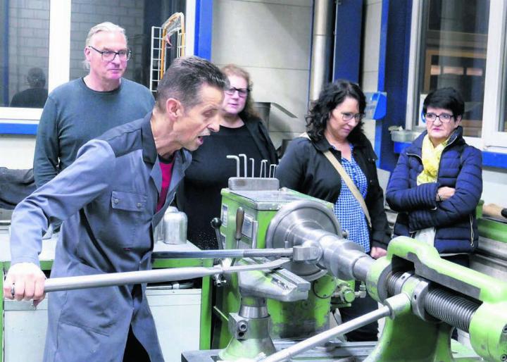 Neben modernsten Anlagen immer noch im Einsatz, die von Andy Andermatt mit feinfühliger Kraft bediente Handdruckbank.