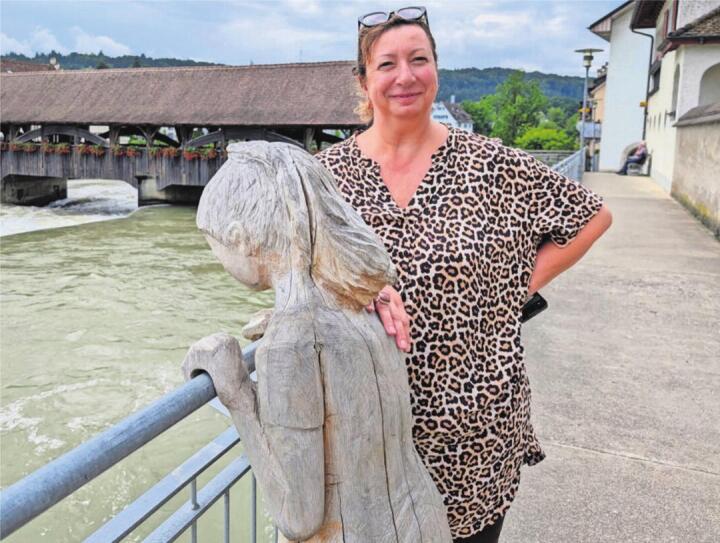 ArtWalk-Präsidentin Biggi Winteler vor rund einem Monat mit dem «Bremgarter Meitli». Das Kunstwerk wurde jetzt aus der Halterung gerissen und in die Reuss geworfen. Bild: Archiv