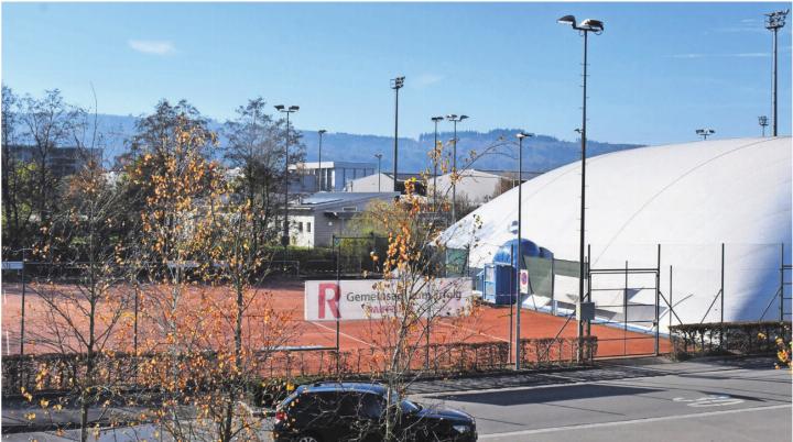 Die Sanierung wird nun konkret: Die Tennisplätze 1 bis 4 entlang dem Sorenbühlweg sollen mit einem Hartbelag versehen werden, dazu zählen auch die Plätze in der Traglufthalle (rechts). Bild: Archiv/dm