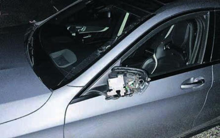 Der linke Spiegel des Mercedes wurde bei der Kollision beschädigt. Bild: pd